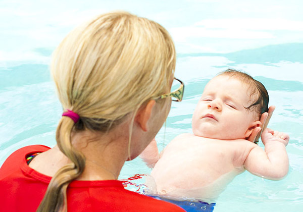 Benefits of Baby Swimming Lessons/ Classes - development, sleep, social